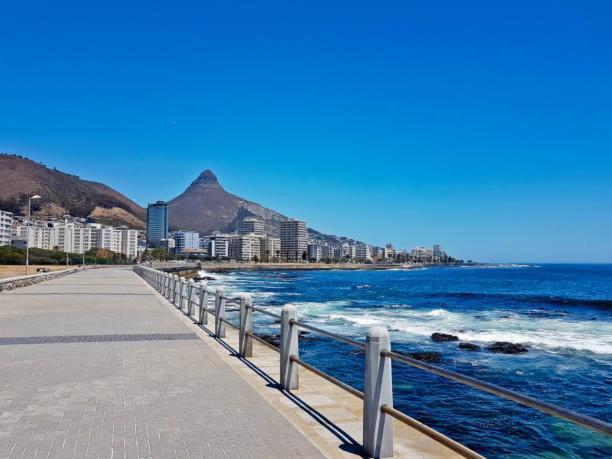 Seapoint - Pool - Gym - Balcony Apartment *